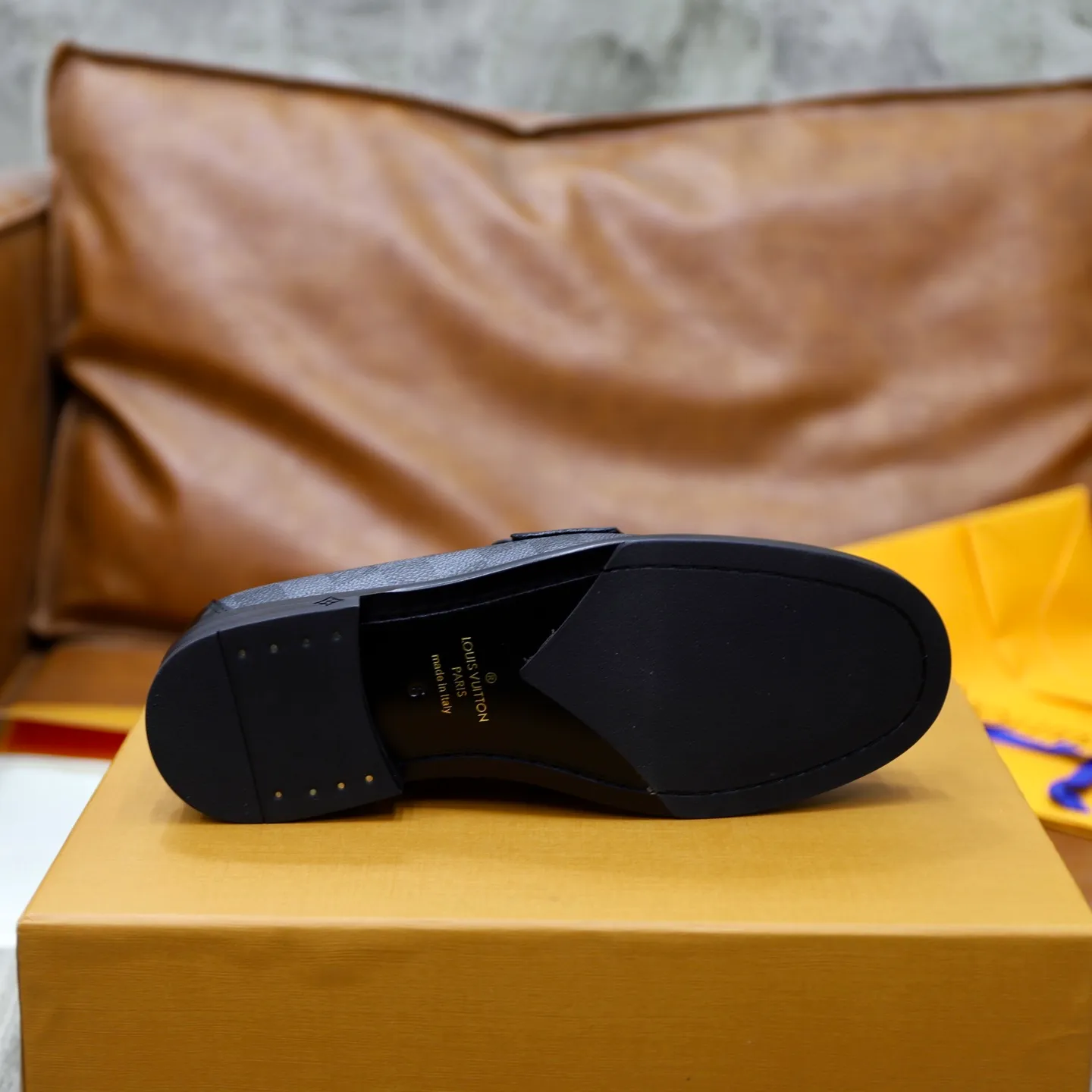 Men's shoes 💰: 💰900LV Louis Vuitton slip-on loafers, top quality products produced in Dongguan, ready for sale! This LV Glove loafer is made of selected soft cowhide, with a slightly wrinkled leather surface and a very high-end texture. Each pair is unique. The leather surface is light and soft, with a fine texture and good luster. It is a classic loafer style, with exquisite handmade mark stitching on the toe, and a square toe configuration to highlight the classic style. The horizontal band has hot-printed LV three-dimensional letters, semi-solid handcrafts and a genuine leather outsole, and a rubber patch on the heel to create wear-resistant performance and comfort. One of the must-have loafers for men! Comes with full original packaging! Code number: 38-39-40-41-42-43-44 (38, 45, 46 customized) standard leather shoe code